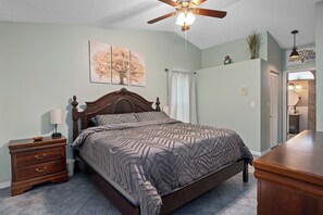 Room - Darkwood Farmhouse Getaway in Spring Hill (Spring Hill)