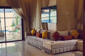 Smart TV, fireplace, books - Modern 4BR Private Pool Villa (Marrakesh)