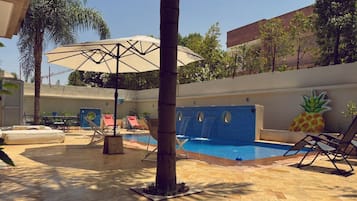 Alberca al aire libre y alberca climatizada