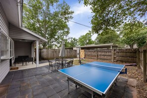 Outdoor dining - Redstick Retreat-Cozy home with yard near LSU (Baton Rouge)