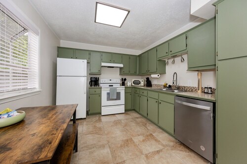 Redstick Retreat-Beautiful home with yard near LSU