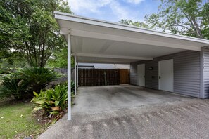 Exterior - Redstick Retreat-Cozy home with yard near LSU (Baton Rouge)