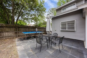 Outdoor dining - Redstick Retreat-Cozy home with yard near LSU (Baton Rouge)