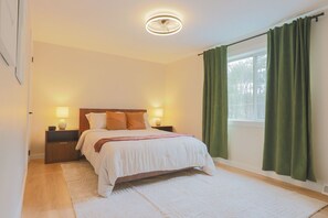 Room - Shoreline Scandi Suite: Townhouse Near Trails (Colchester)