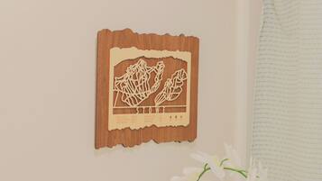 Une décoration murale en bois représentant une carte et un texte, un arrangement floral blanc et un rideau à motifs.