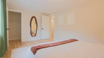 2 bedrooms, iron/ironing board, WiFi, bed sheets