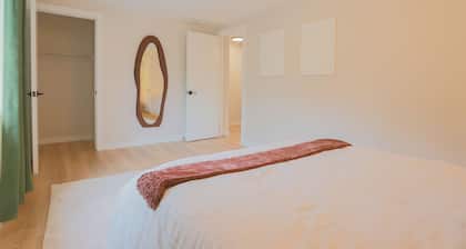 Shoreline Scandi Suite: Townhouse Near Trails