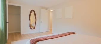 Shoreline Scandi Suite: Townhouse Near Trails