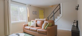 Shoreline Scandi Suite: Townhouse Near Trails
