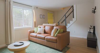Shoreline Scandi Suite: Townhouse Near Trails
