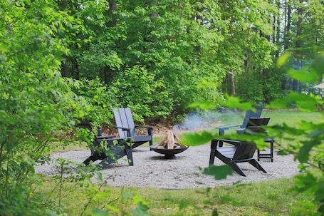 Property grounds. Shoreline Scandi Suite: Townhouse Near Trails