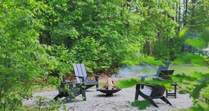 Shoreline Scandi Suite: Townhouse Near Trails