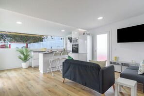 A modern apartment with a kitchen, dining area, and living room. - Home2Book Bright Penthouse with Terrace & Views (Las Palmas de Gran Canaria - Cuenca del Guiniguada)