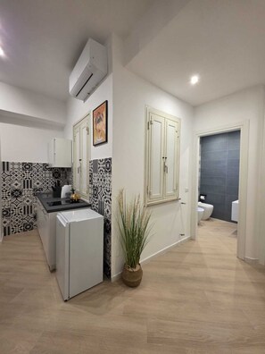 Fridge, microwave, stovetop, coffee/tea maker - Townhouse 41 - Trieste (Civitavecchia)