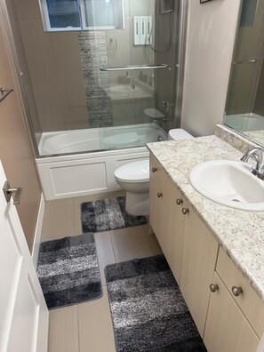 Bathroom - Guildford Cozy Stay - Perfect Location to Access Major Vancouver Attractions (Surrey)