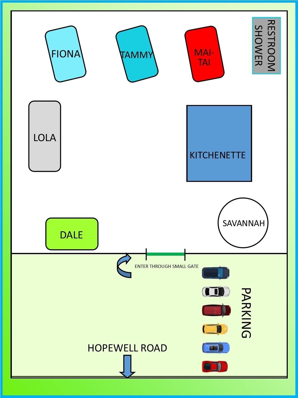 Een plattegrond met benoemde kamers: FIONA, TAMMY, MAITAI, LOLA, KITCHENETTE en SAVANNAH. Er bevindt zich een parkeerplaats met auto's en een kleine poort.