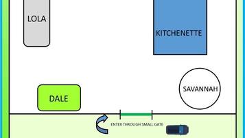 Een plattegrond met benoemde kamers: FIONA, TAMMY, MAITAI, LOLA, KITCHENETTE en SAVANNAH. Er bevindt zich een parkeerplaats met auto's en een kleine poort.
