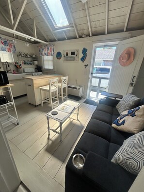 Smart TV - Sweet Memories- Cozy 2 bedroom cottage in West Yarmouth (Yarmouth)