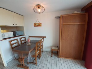 Dining - Pleasant studio apartment in residence with pool near Richelieu beach, Cap d'Agde (LE CAP D AGDE)