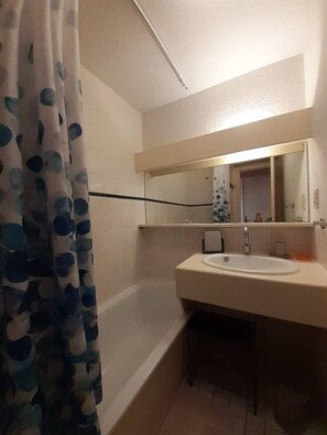 Bathroom - Pleasant studio apartment in residence with pool near Richelieu beach, Cap d'Agde (LE CAP D AGDE)