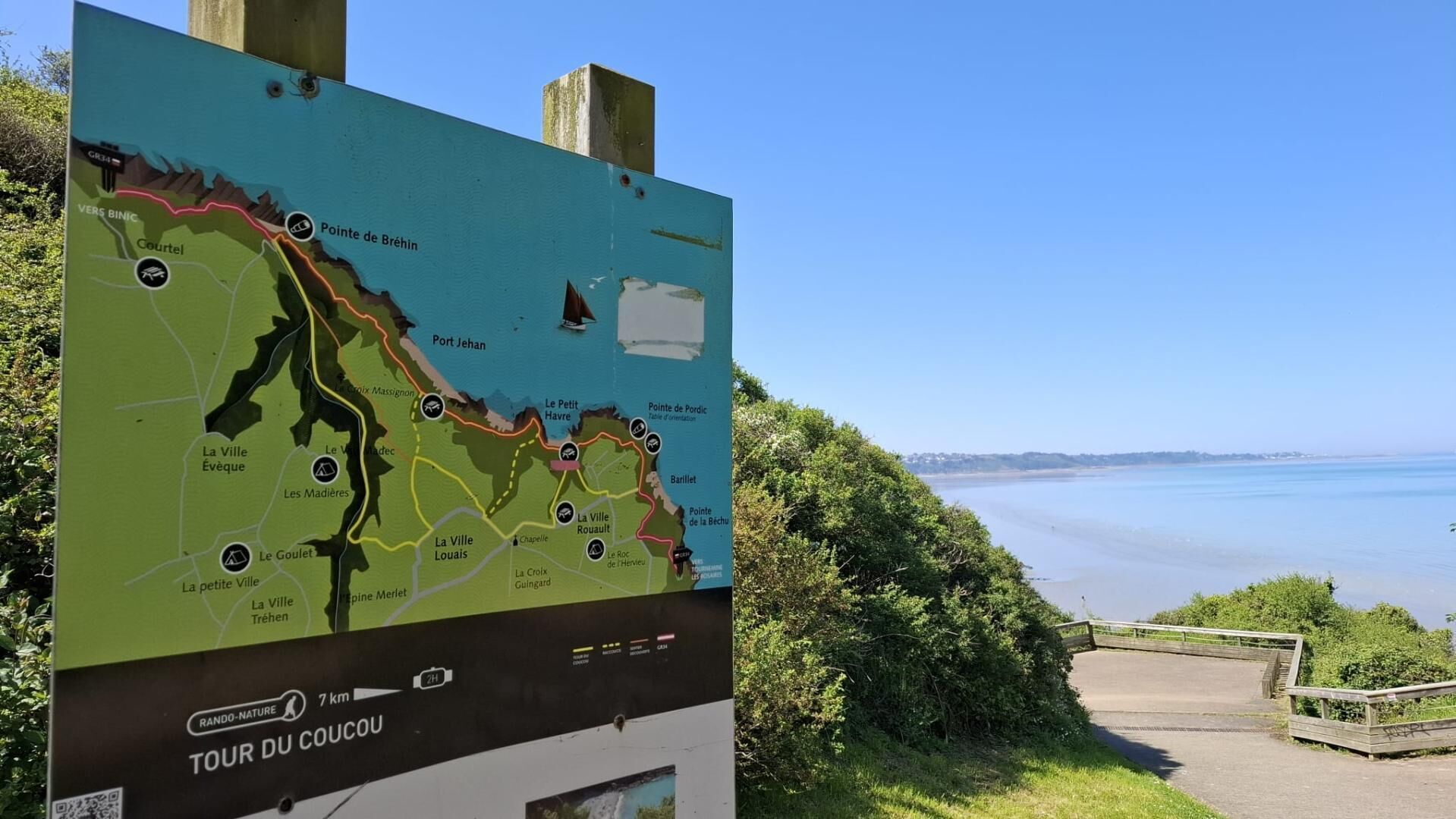 Eine Karte mit markierten Orten und ein Schild für 'TOUR DU COUCOU', das eine Entfernung von 7 km angibt.