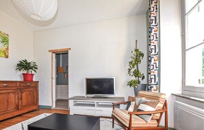 TV - 1 bedroom beautiful home in Verzeille (Verzeille)