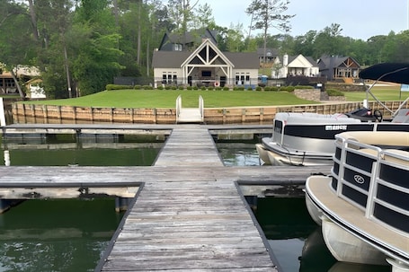 施設の敷地. The Perch at Lake Martin: 3 bedroom house/pool/fire pit/dock/boat launch