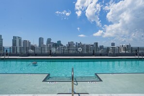 Una piscina con un horizonte urbano al fondo.