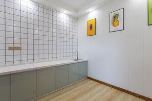 Cortinas blackout, wifi gratis y ropa de cama 