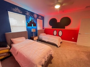 6 bedrooms, iron/ironing board, WiFi, bed sheets - Business or Family 6BR Home w/Pool, Near Disney (Davenport)