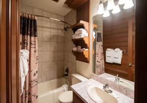 Hair dryer, towels, soap, toilet paper - Cozy 2-bedroom condo in beautiful Steamboat Springs with AC (Steamboat Springs)
