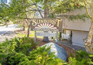 A sign for Sunburst Condominiums with a clear view of the building's exterior and landscaping. - Cozy 1-bedroom condo with AC in terrific Steamboat Springs (Steamboat Springs)