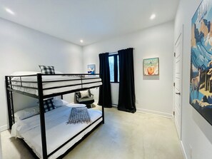4 bedrooms, iron/ironing board, internet, bed sheets