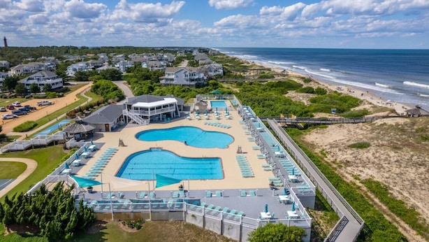 Un complexe hôtelier doté d’une grande piscine, d’un accès à la plage et offrant une vue sur l’océan.