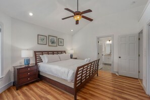 6 chambres, bureau, fer et planche à repasser, lit de bébé portatif