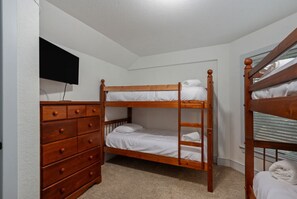 6 bedrooms, desk, iron/ironing board, travel crib