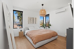 4 bedrooms, desk, iron/ironing board, travel cot - Luxury Dunbar Home — Rooftop, Putting Green & Park (Vancouver)