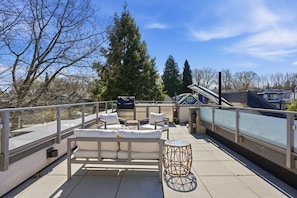 Terrace/patio - Luxury Dunbar Home — Rooftop, Putting Green & Park (Vancouver)