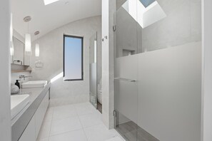 Shower, hair dryer, bidet, towels - Luxury Dunbar Home — Rooftop, Putting Green & Park (Vancouver)