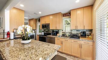 Fridge, microwave, stovetop, dishwasher