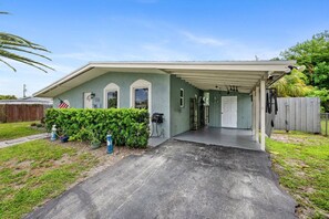 Exterior - Family 3BR w/ Pool | Game Room I Walk to WaterPark (Margate)