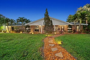 Exterior - The Creek Resort - Revamped Chic 4BR Haven w/Pool (Coconut Creek)