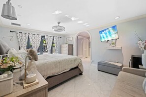 4 bedrooms, desk, iron/ironing board, WiFi - The Creek Resort - Revamped Chic 4BR Haven w/Pool (Coconut Creek)