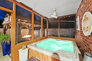 Outdoor spa tub - The Creek Resort - Revamped Chic 4BR Haven w/Pool (Coconut Creek)