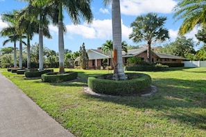 Property grounds - Upgraded Lux Retreat CoconutCreek w/HotTub&Pool (Coconut Creek)