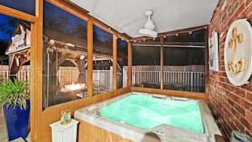 Tina de hidromasaje al aire libre