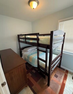 4 bedrooms, WiFi - Charming 4-bedroom, 2-bath getaway to Lavallette's pristine beach. (Lavallette)