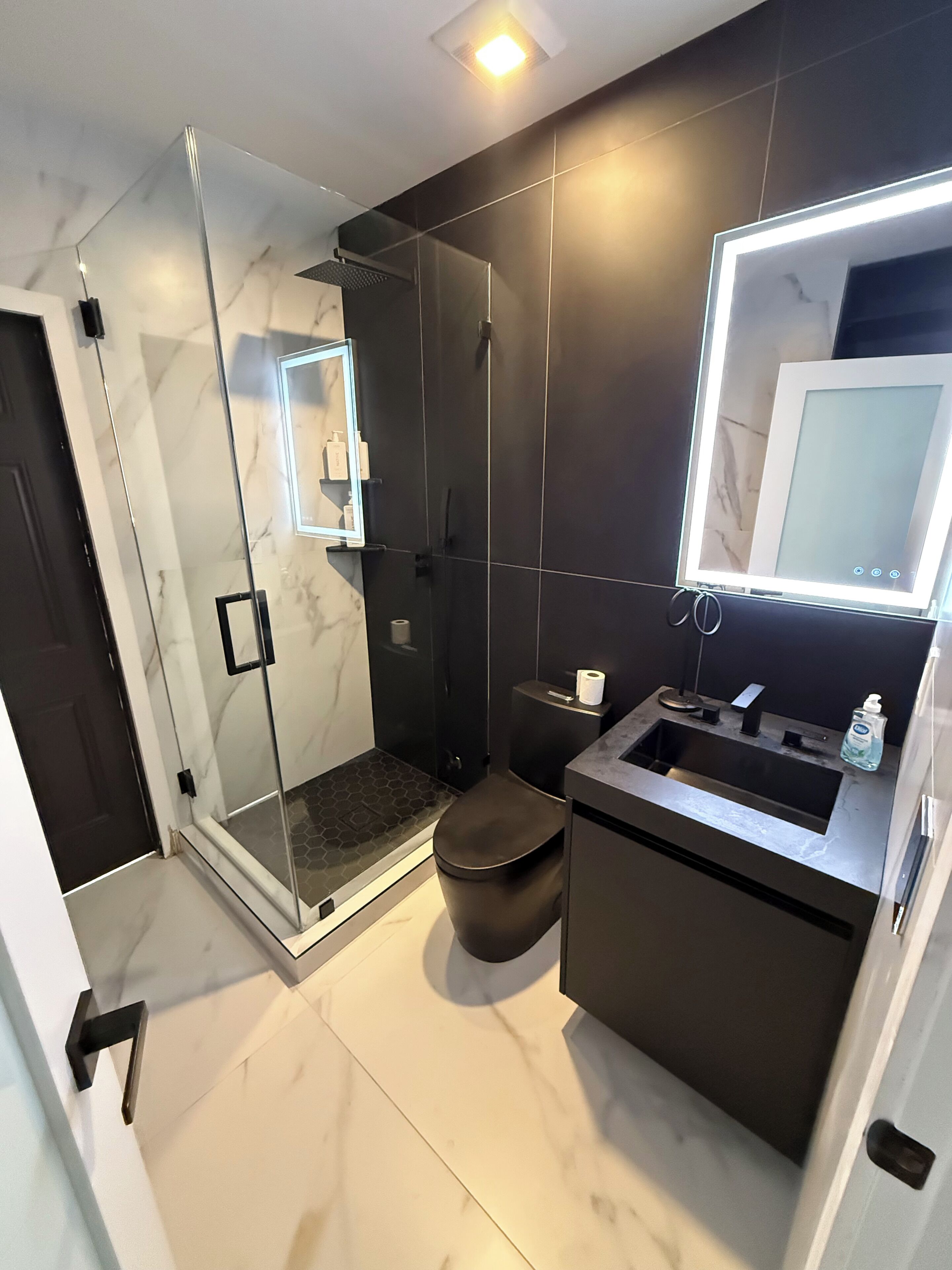 Douche, baignoire à remous, séchoir à cheveux, bidet
