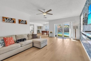 TV, table tennis - Lighthouse Point Poolside Retreat (Lighthouse Point)