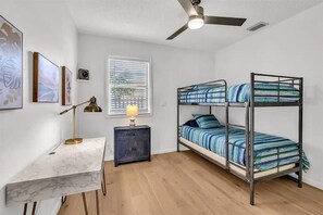 4 bedrooms, desk, iron/ironing board, travel cot - Lighthouse Point Poolside Retreat (Lighthouse Point)